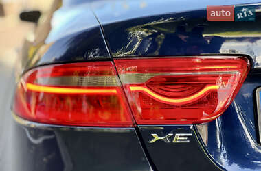 Седан Jaguar XE 2016 в 