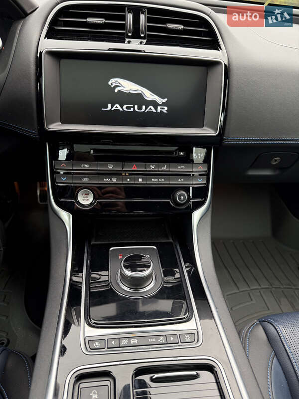 Седан Jaguar XE 2019 в Луцке