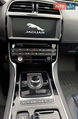 Седан Jaguar XE 2019 в  фото 18 Седан Jaguar XE 2019 в