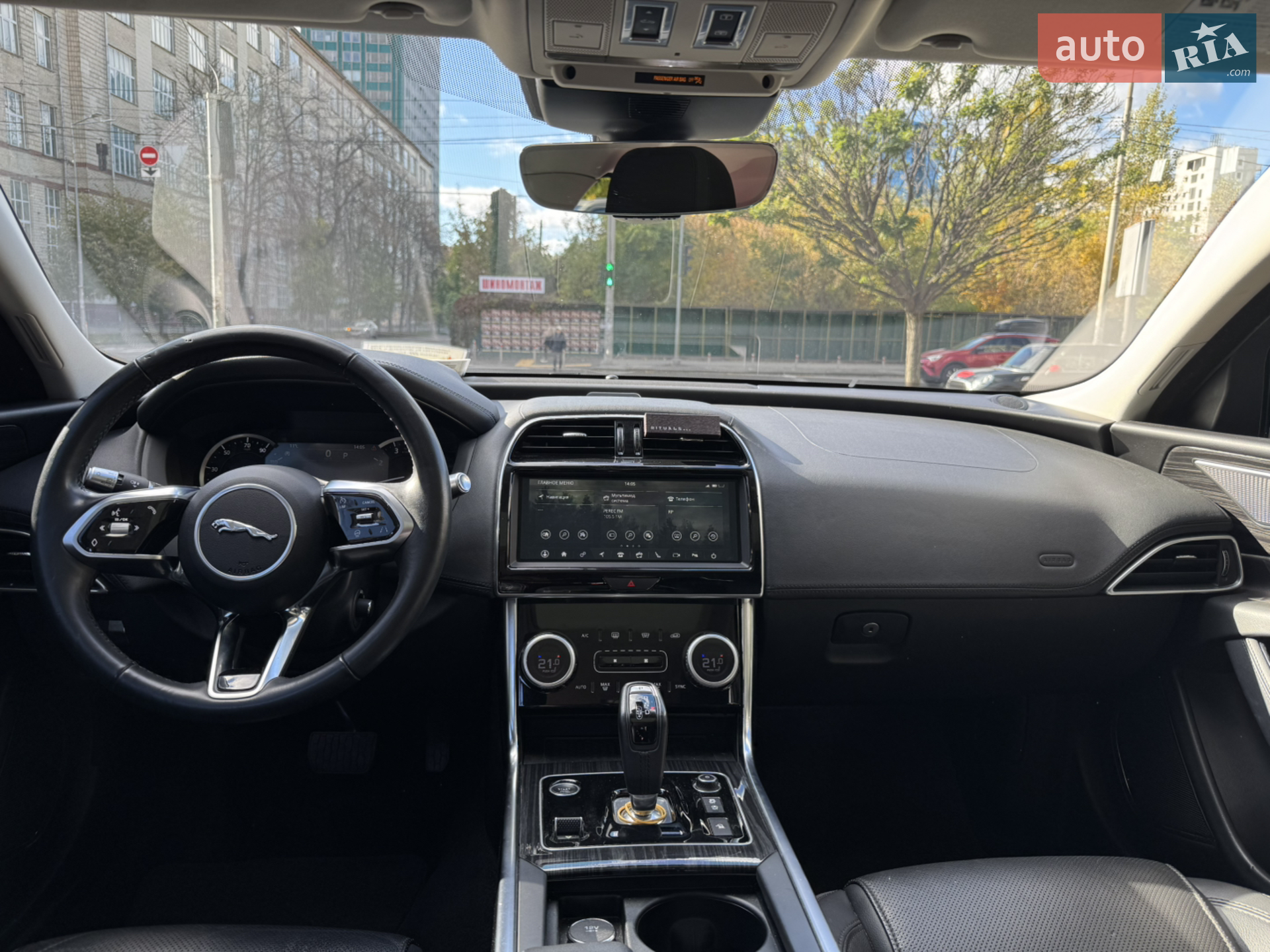2019 Jaguar XE - мініатюра 9
