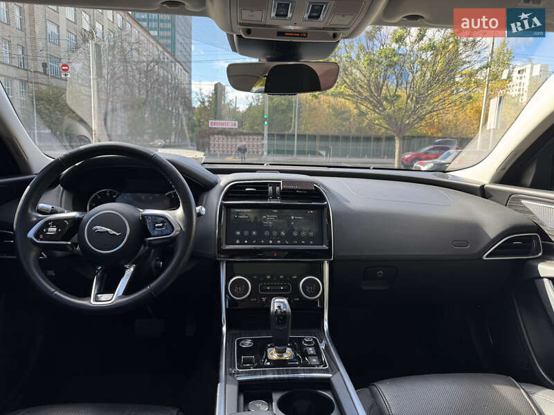 Седан Jaguar XE 2019 в Киеве фото 9 Седан Jaguar XE 2019 в Киеве