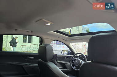 Седан Jaguar XE 2019 в 