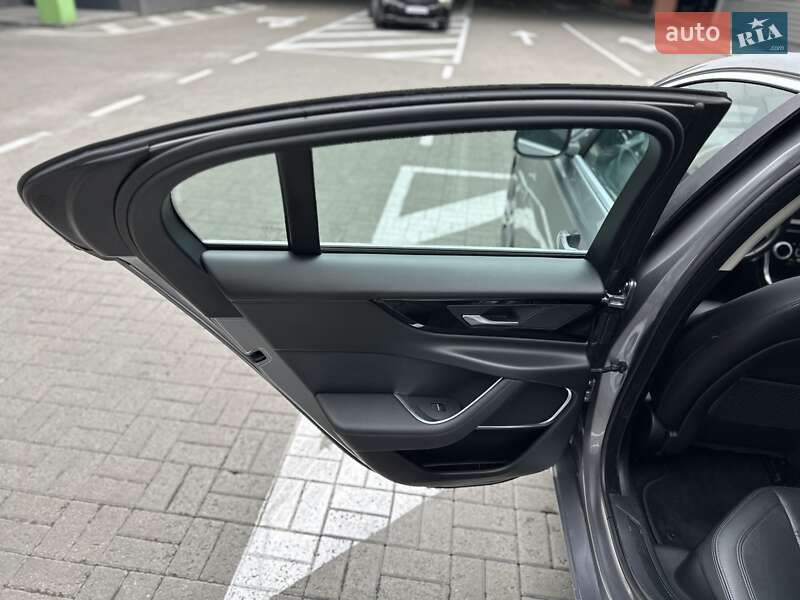 Седан Jaguar XE 2020 в Києві