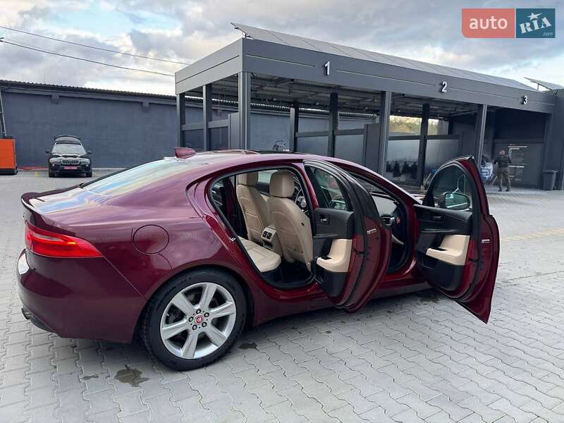 Седан Jaguar XE 2017 в Житомирі