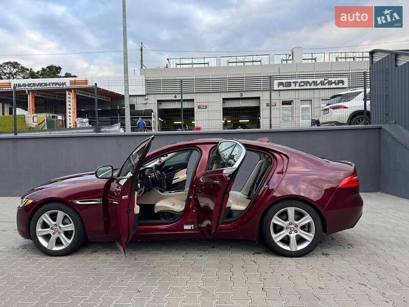 Седан Jaguar XE 2017 в Житомирі