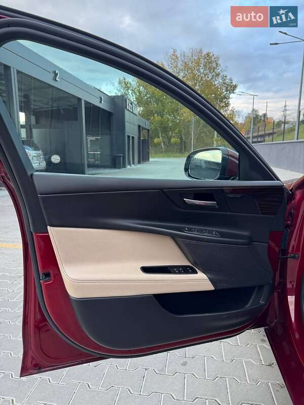 Седан Jaguar XE 2017 в Житомирі