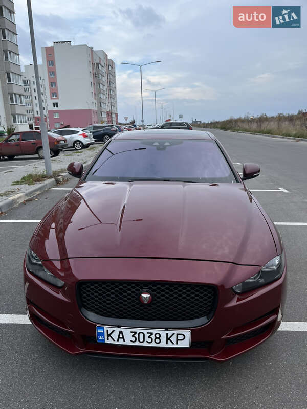 Седан Jaguar XE 2016 в Виннице