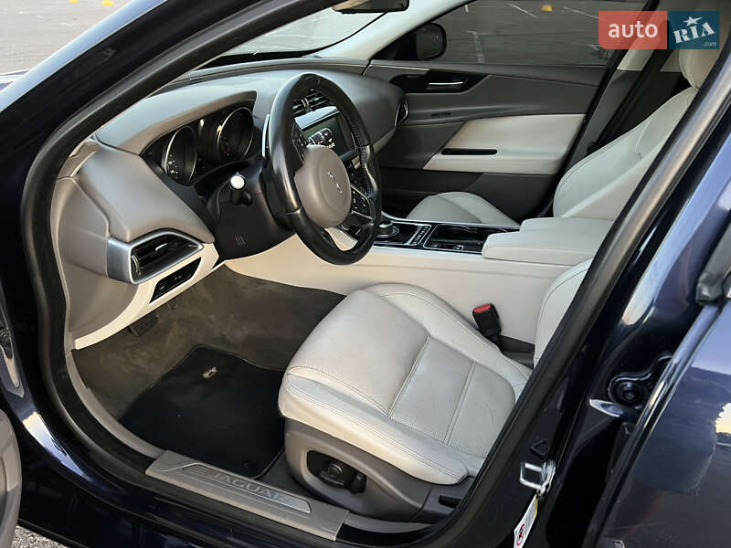 Седан Jaguar XE 2016 в Киеве