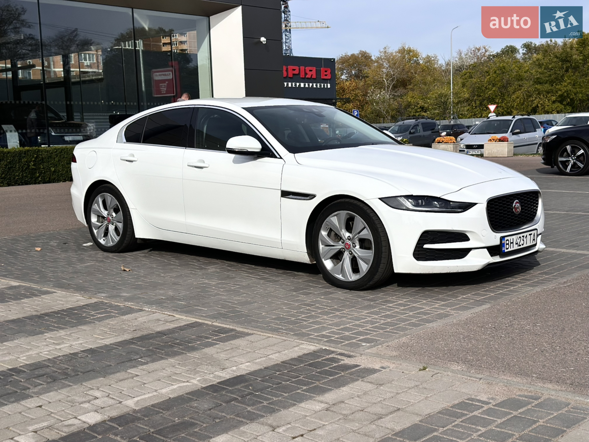 2020 Jaguar XE - мініатюра 3