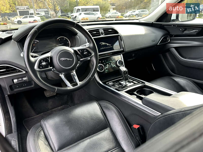 Седан Jaguar XE 2020 в Одессе фото 15 Седан Jaguar XE 2020 в Одессе