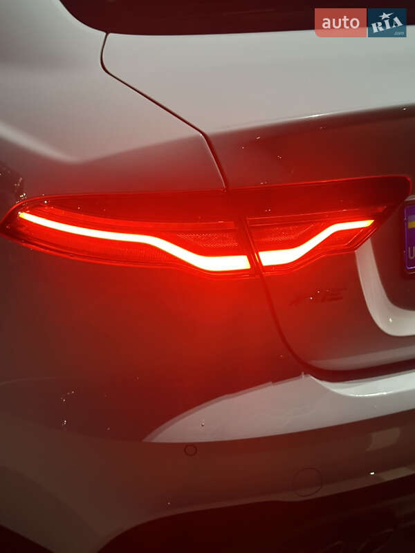 Седан Jaguar XE 2020 в Киеве
