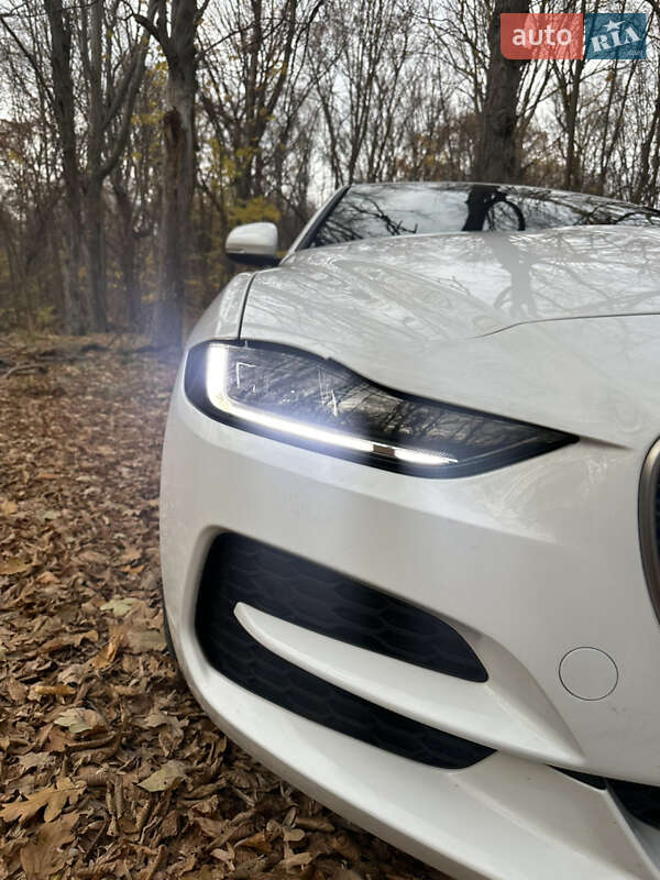 Седан Jaguar XE 2020 в Киеве