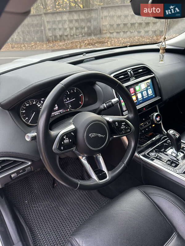 Седан Jaguar XE 2020 в Киеве