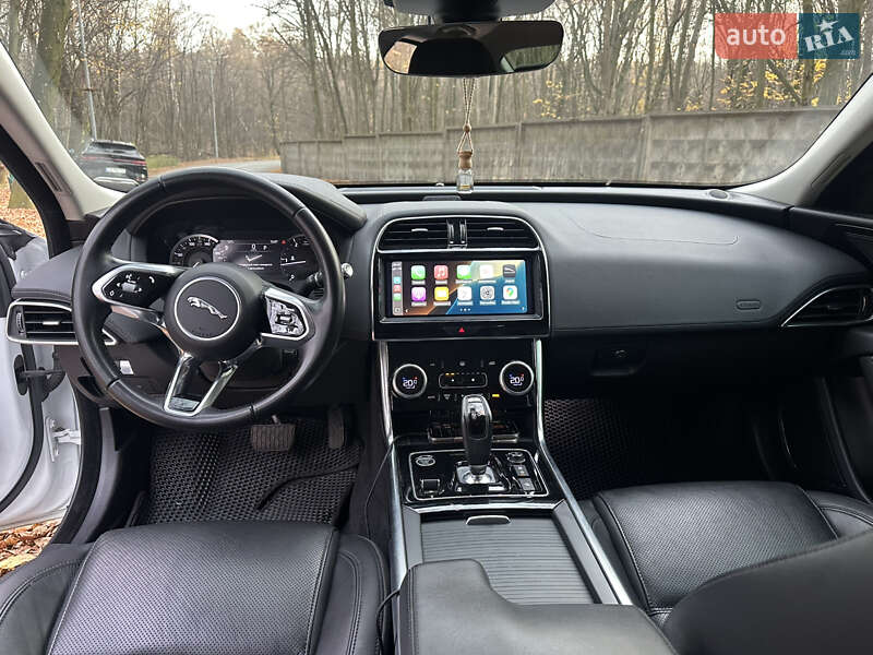 Седан Jaguar XE 2020 в Киеве
