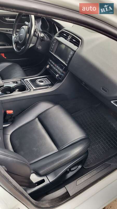 Седан Jaguar XE 2016 в Киеве
