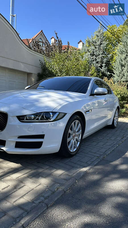 Седан Jaguar XE 2015 в Одесі