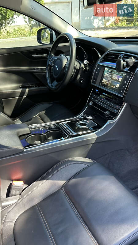 Седан Jaguar XE 2015 в Одесі
