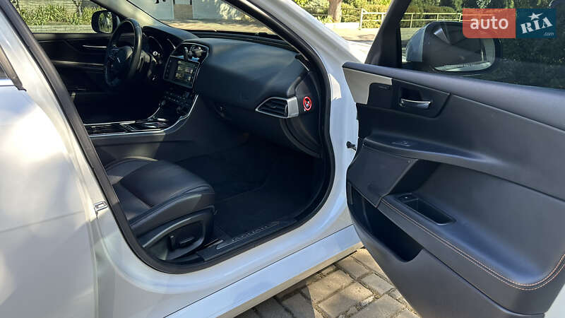 Седан Jaguar XE 2015 в Одесі