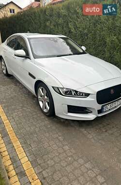 Седан Jaguar XE 2016 в Львове