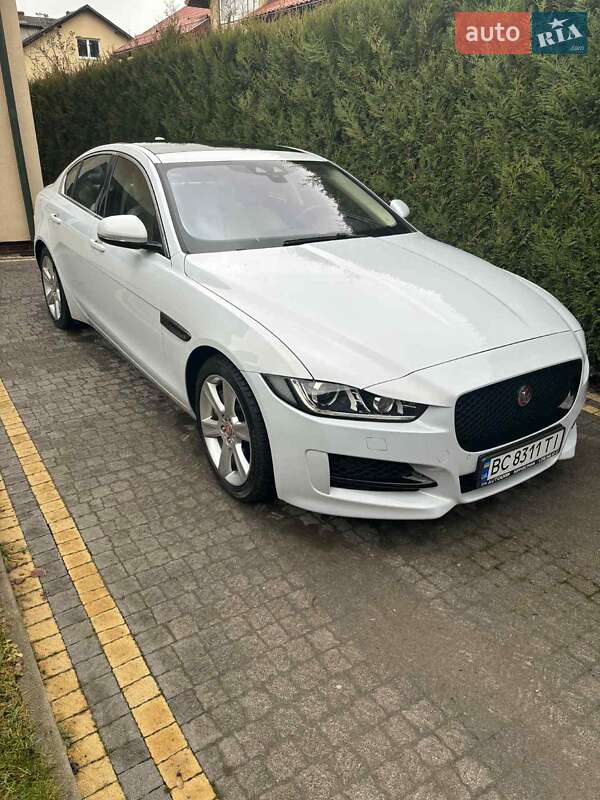 Седан Jaguar XE 2016 в Львове