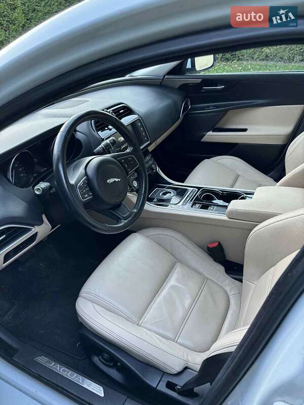 Седан Jaguar XE 2016 в Львове