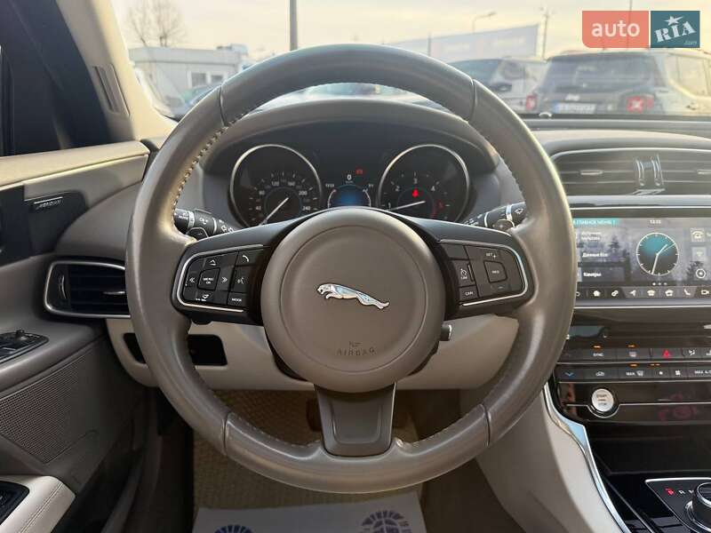 Седан Jaguar XE 2016 в Киеве