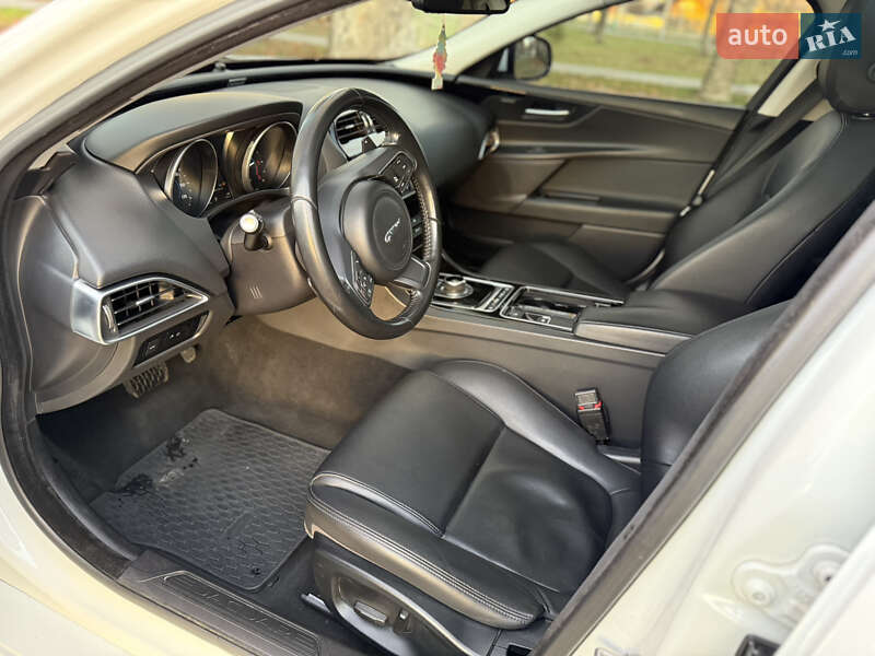 Седан Jaguar XE 2018 в Мукачевому