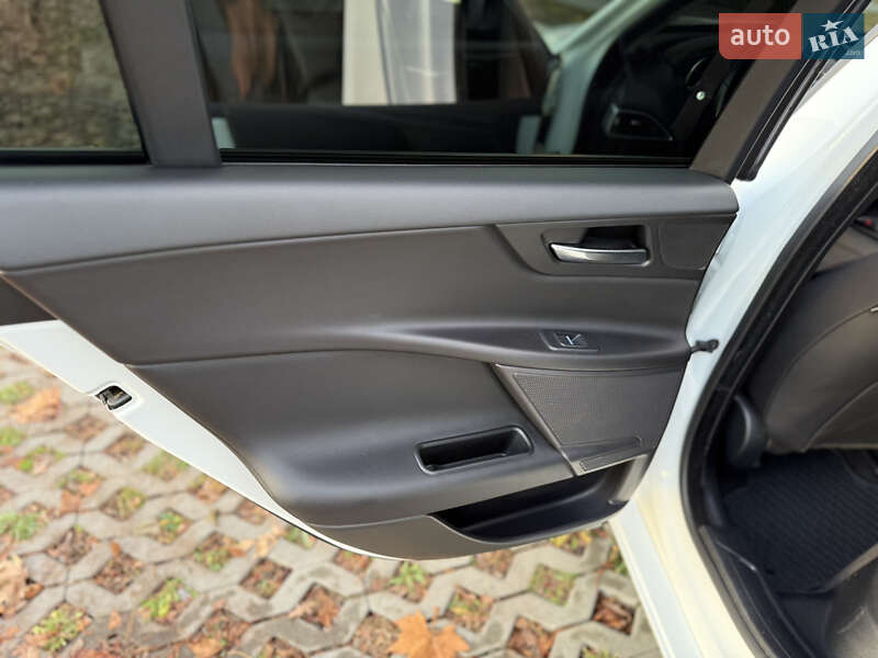 Седан Jaguar XE 2018 в Мукачевому