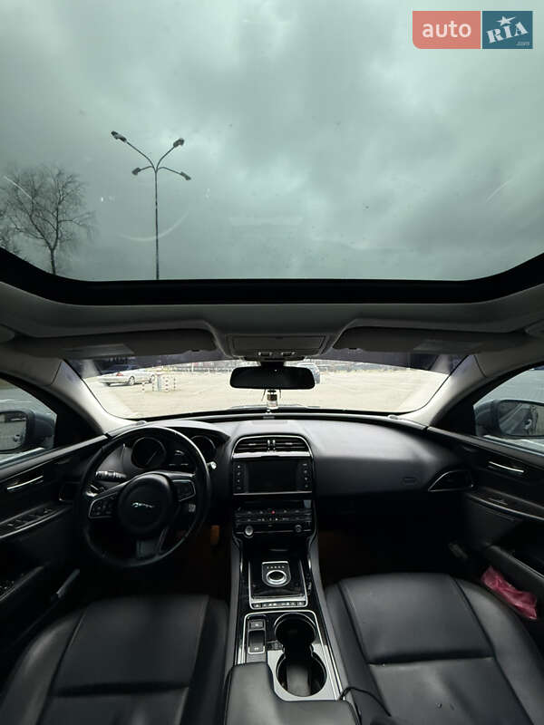 Седан Jaguar XE 2016 в Коломиї