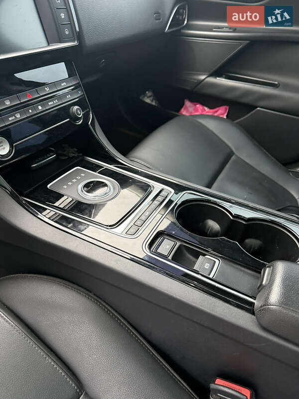 Седан Jaguar XE 2016 в Коломиї