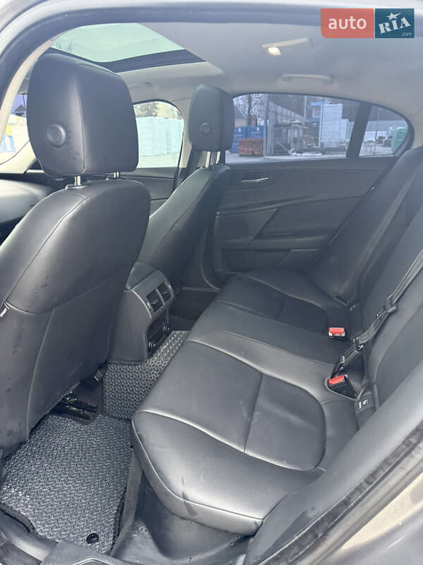 Седан Jaguar XE 2016 в Коломиї