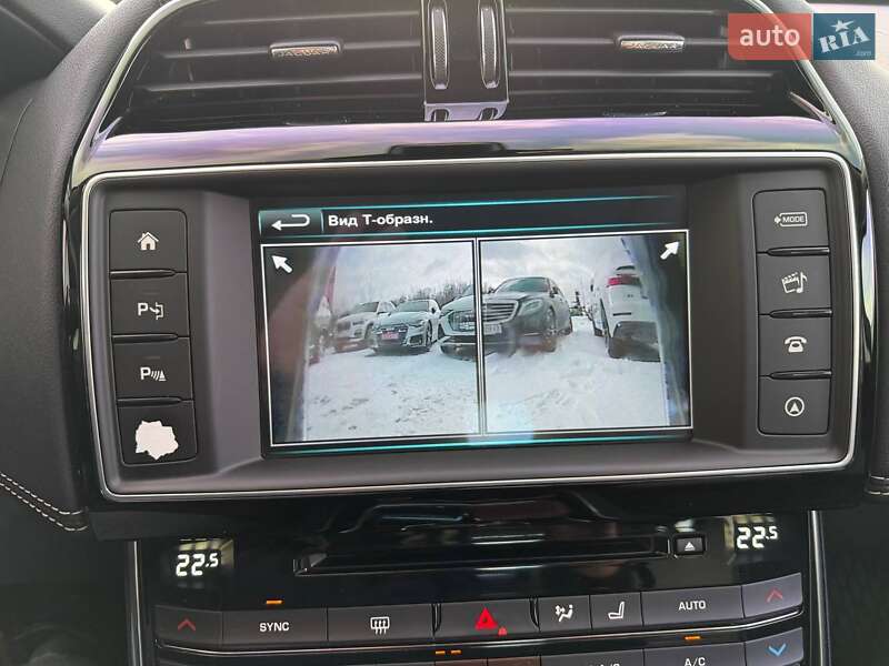 Седан Jaguar XE 2015 в Львове