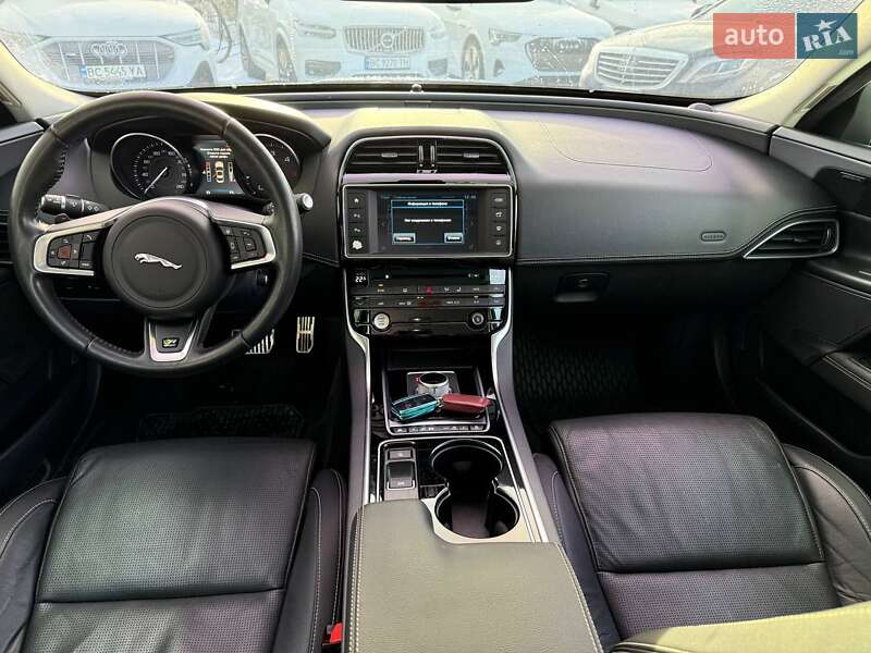 Седан Jaguar XE 2015 в Львове