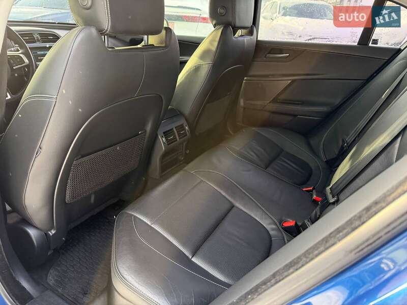 Седан Jaguar XE 2015 в Львове