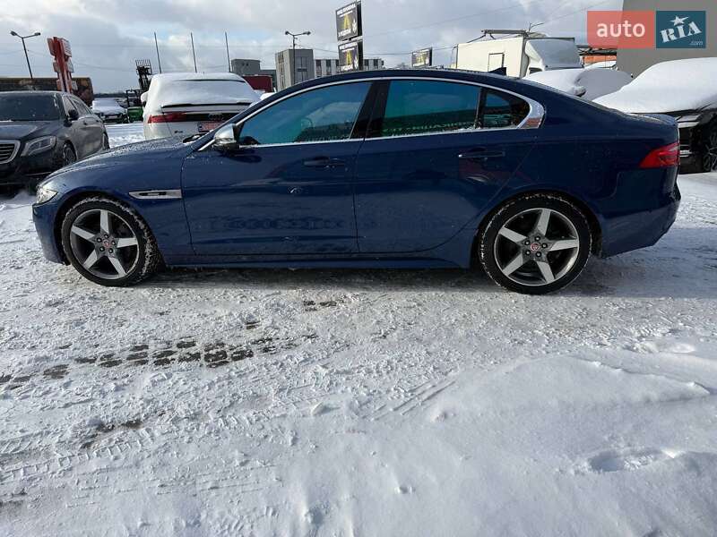 Седан Jaguar XE 2015 в Львове