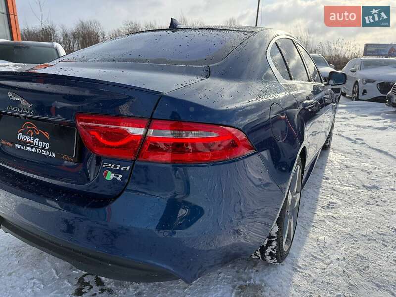 Седан Jaguar XE 2015 в Львове