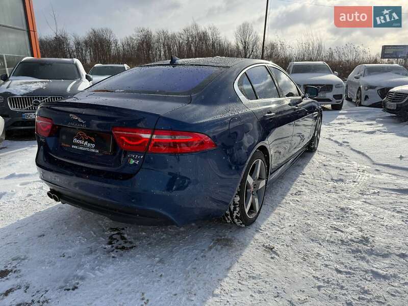 Седан Jaguar XE 2015 в Львове