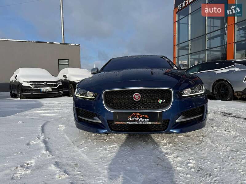 Седан Jaguar XE 2015 в Львове