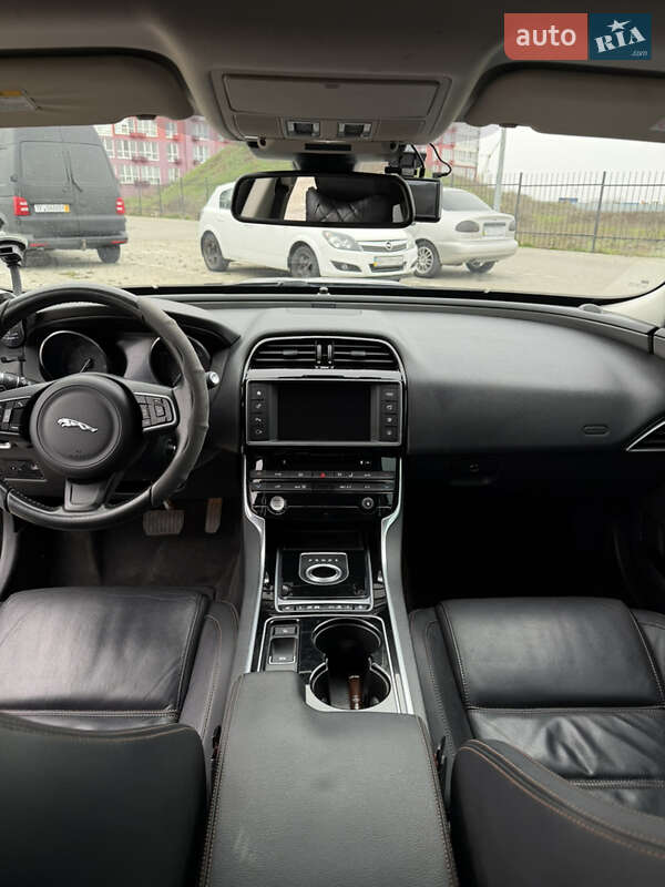 Седан Jaguar XE 2015 в Одесі