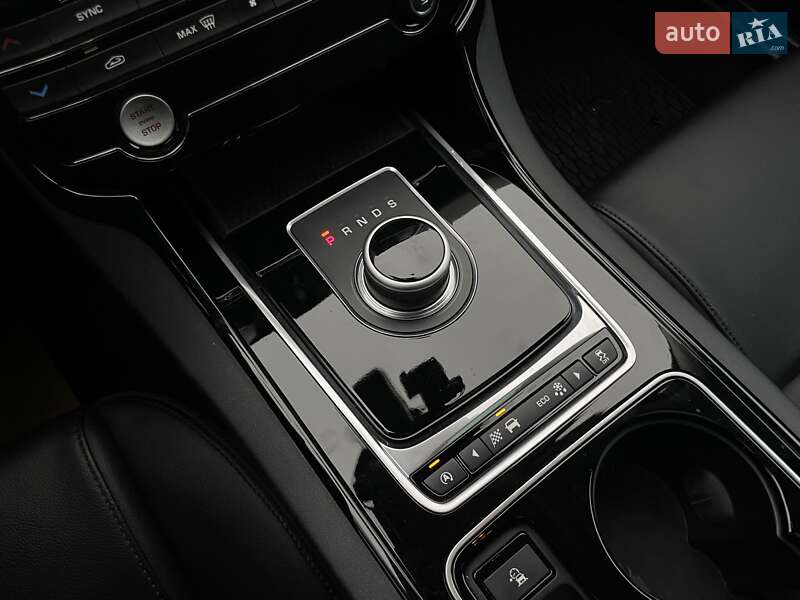 Седан Jaguar XE 2016 в Киеве