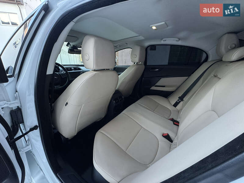 Седан Jaguar XE 2016 в Ивано-Франковске