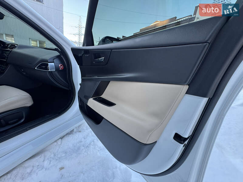 Седан Jaguar XE 2016 в Ивано-Франковске