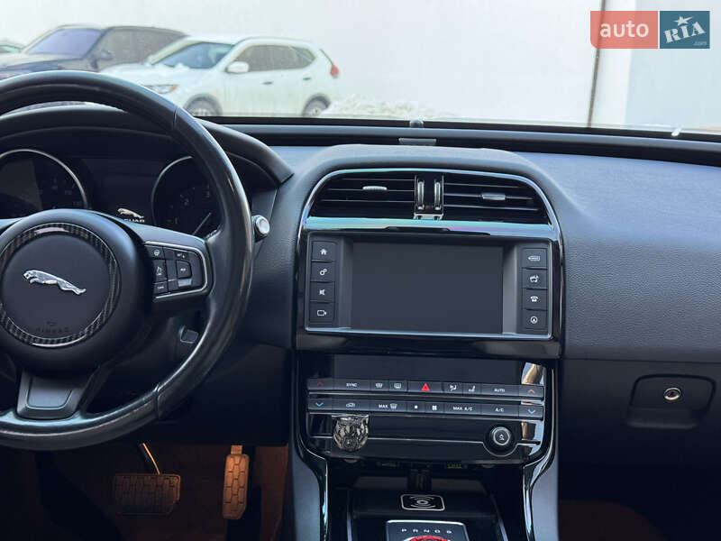 Седан Jaguar XE 2016 в Ивано-Франковске