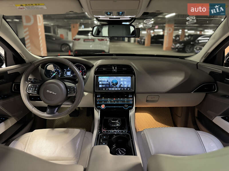 Седан Jaguar XE 2016 в Києві