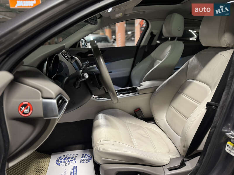 Седан Jaguar XE 2016 в Києві