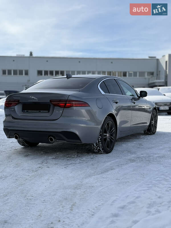 Седан Jaguar XE 2020 в Львове