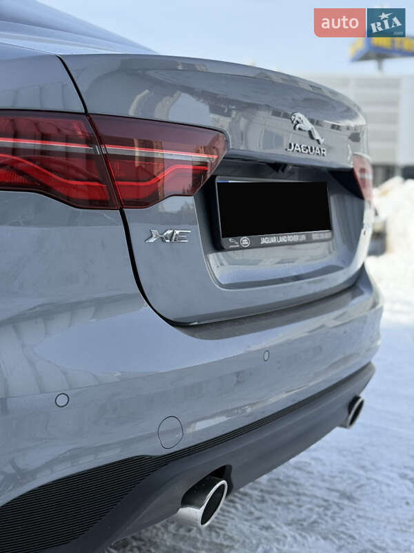 Седан Jaguar XE 2020 в Львове