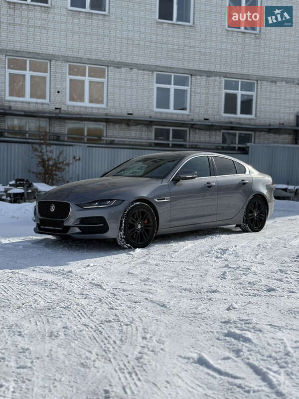 Седан Jaguar XE 2020 в Львове