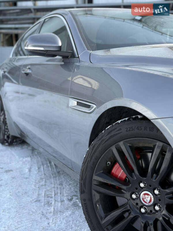 Седан Jaguar XE 2020 в Львове