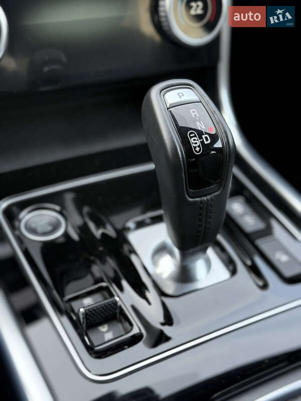 Седан Jaguar XE 2020 в Львове